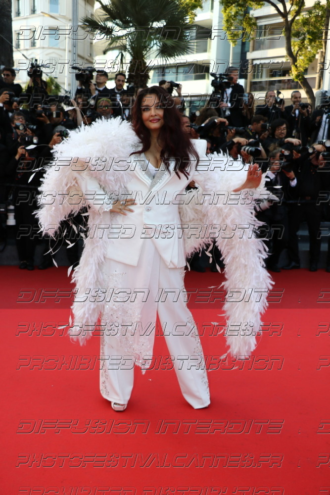 261-2319-351_-Aishwarya-Rai-Bachchan