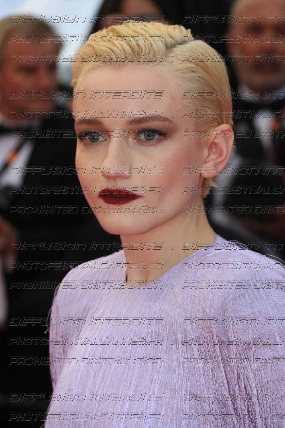 251_1618_455_Julia-Garner