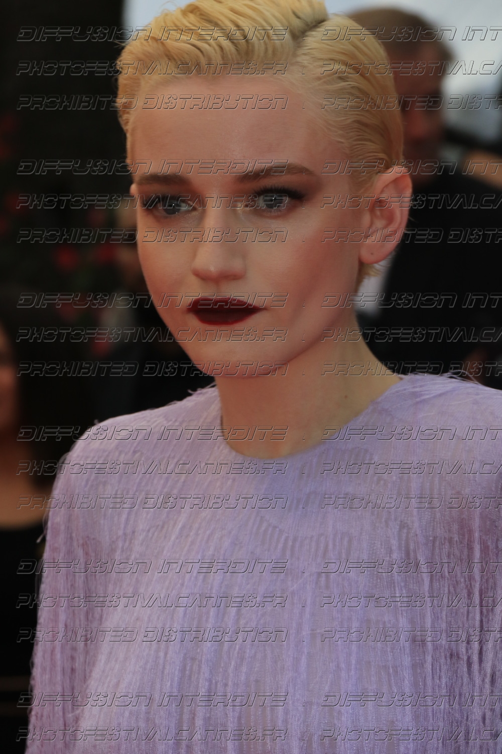 251_1618_456_Julia-Garner