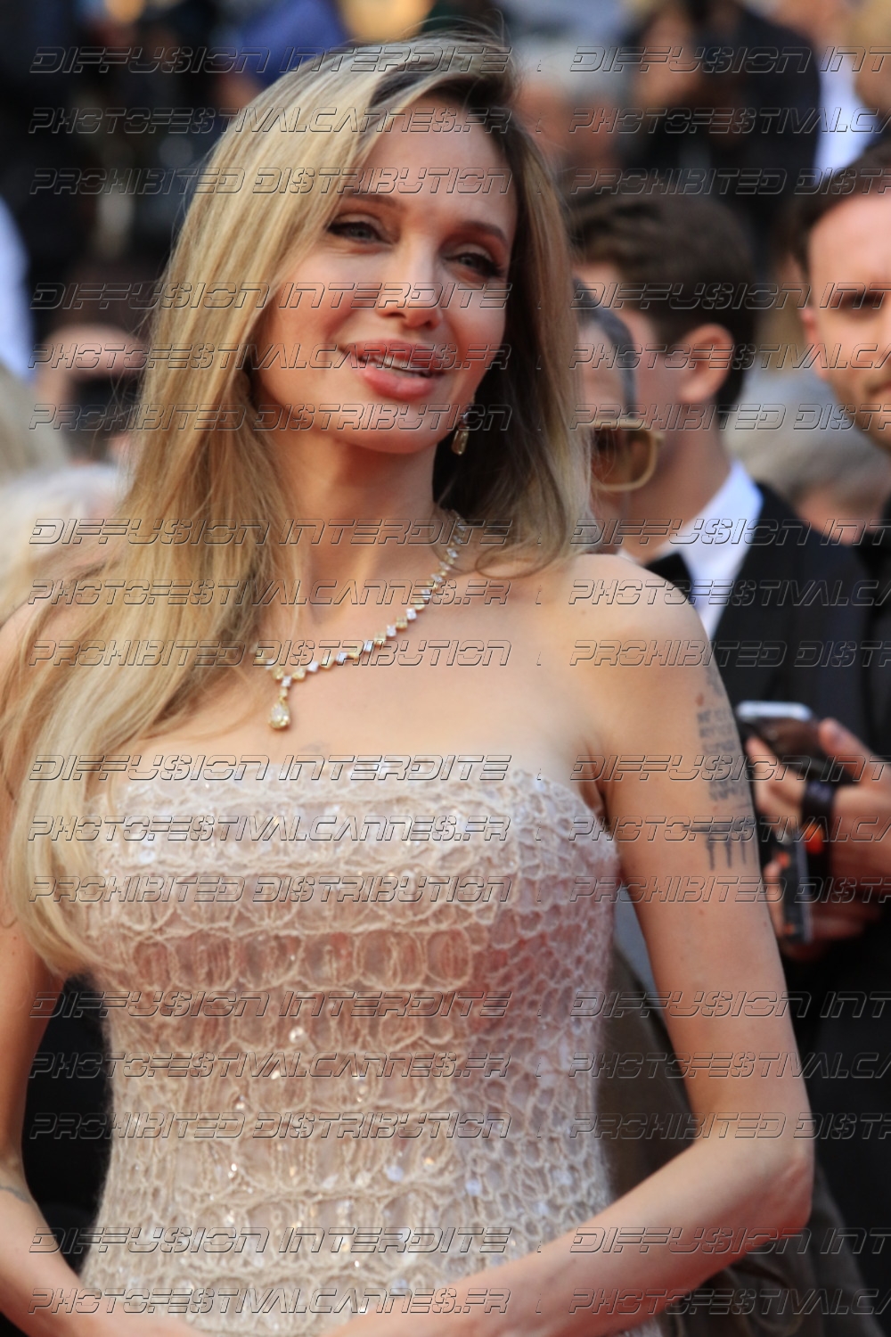 251_1618_598_Angelina-Jolie