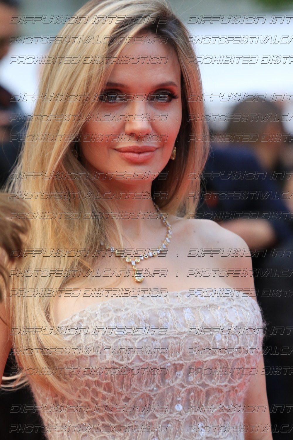 251_1618_607_Angelina-Jolie