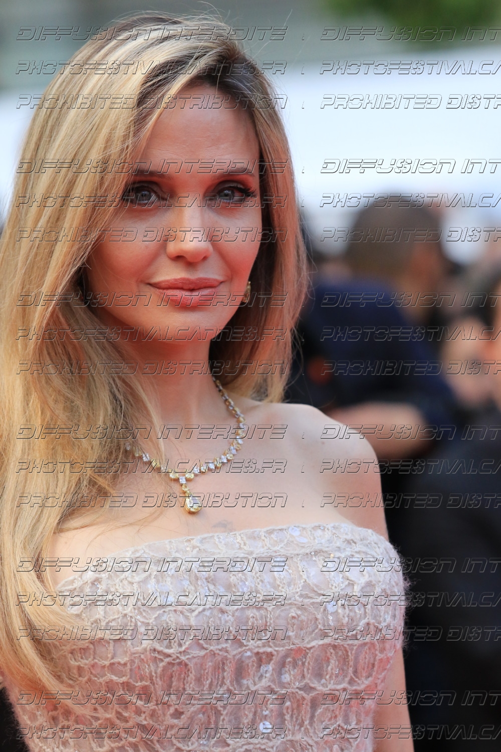 251_1618_608_Angelina-Jolie