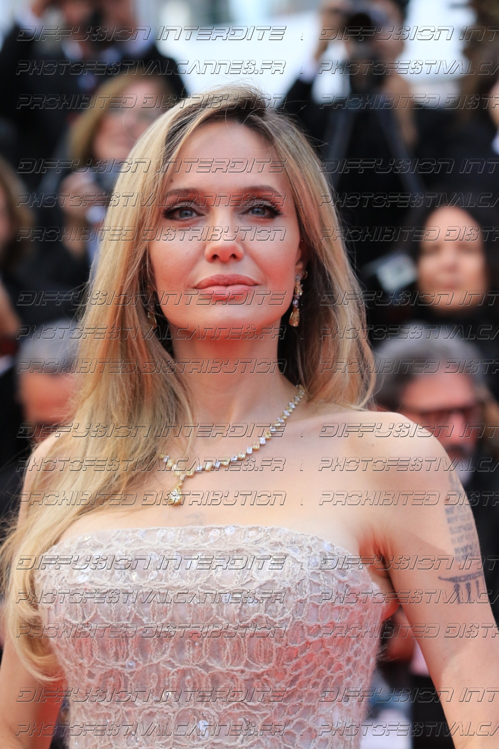 251_1618_628_Angelina-Jolie