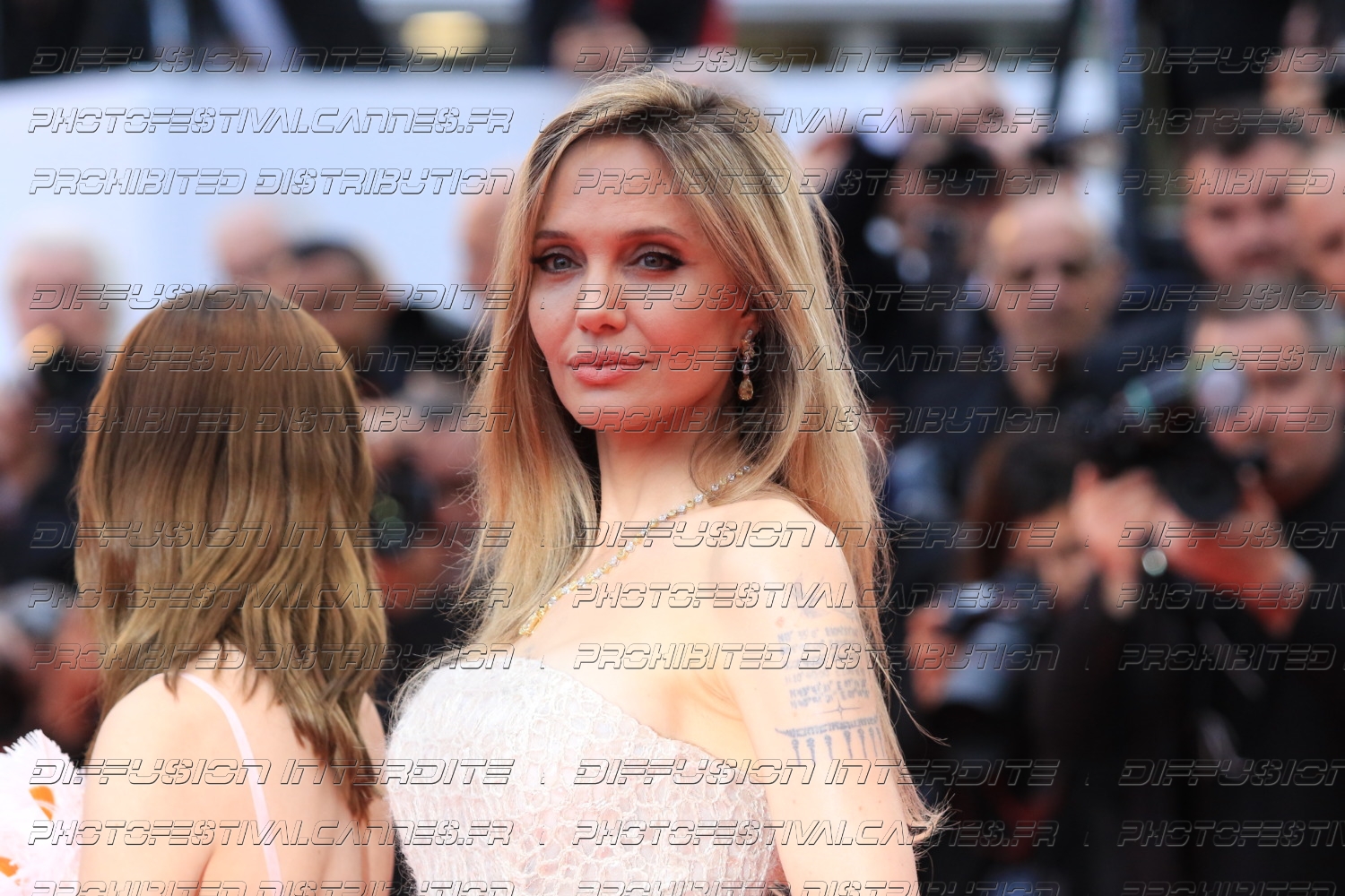 251_1618_653_Angelina-Jolie