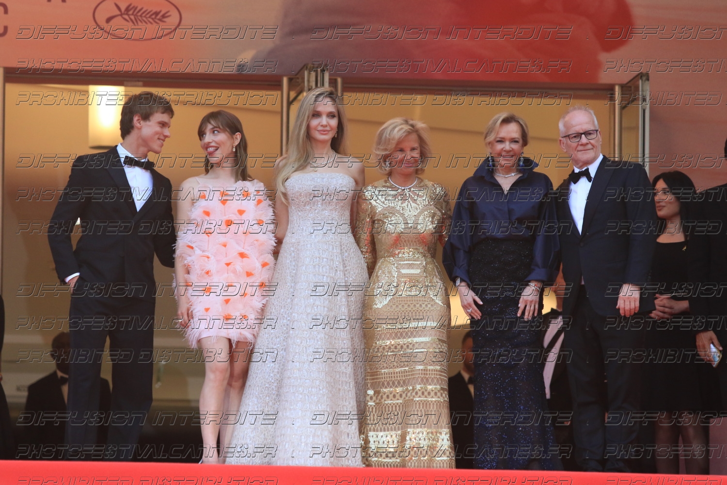 251_1618_697_Angelina-Jolie