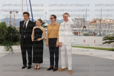 252-195-04_BENICIO-DEL-TORO_MIA-THREAPLETON_MICHAEL-CERA_WES-ANDERSON