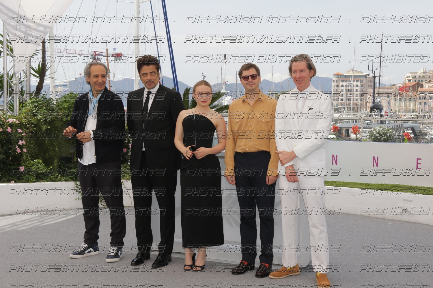 252-195-09_BENICIO-DEL-TORO_MIA-THREAPLETON_MICHAEL-CERA_WES-ANDERSON_ALEXANDRE-DESPLAT