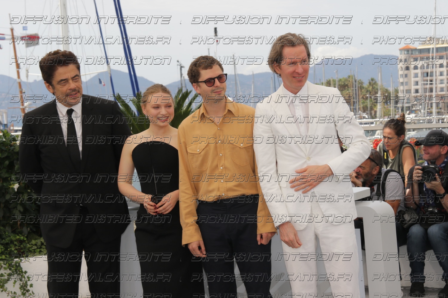 252-195-32_BENICIO-DEL-TORO_MIA-THREAPLETON_MICHAEL-CERA_WES-ANDERSON