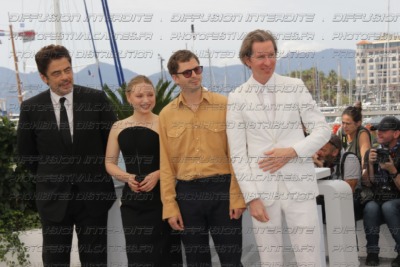252-195-32_BENICIO-DEL-TORO_MIA-THREAPLETON_MICHAEL-CERA_WES-ANDERSON