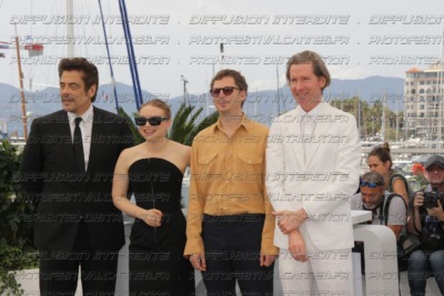 252-195-35_BENICIO-DEL-TORO_MIA-THREAPLETON_MICHAEL-CERA_WES-ANDERSON
