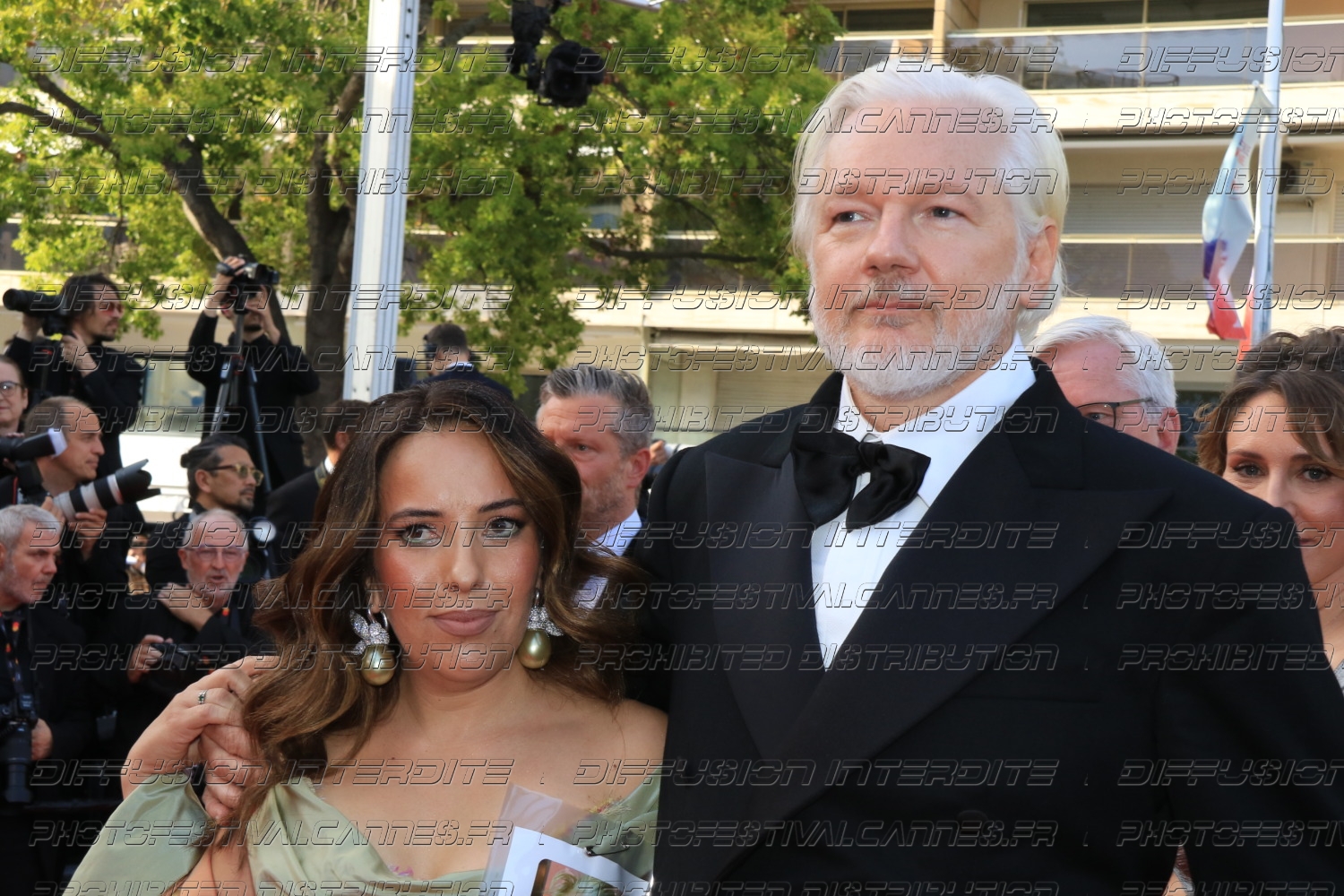 251-2119_379_ulian-Assange