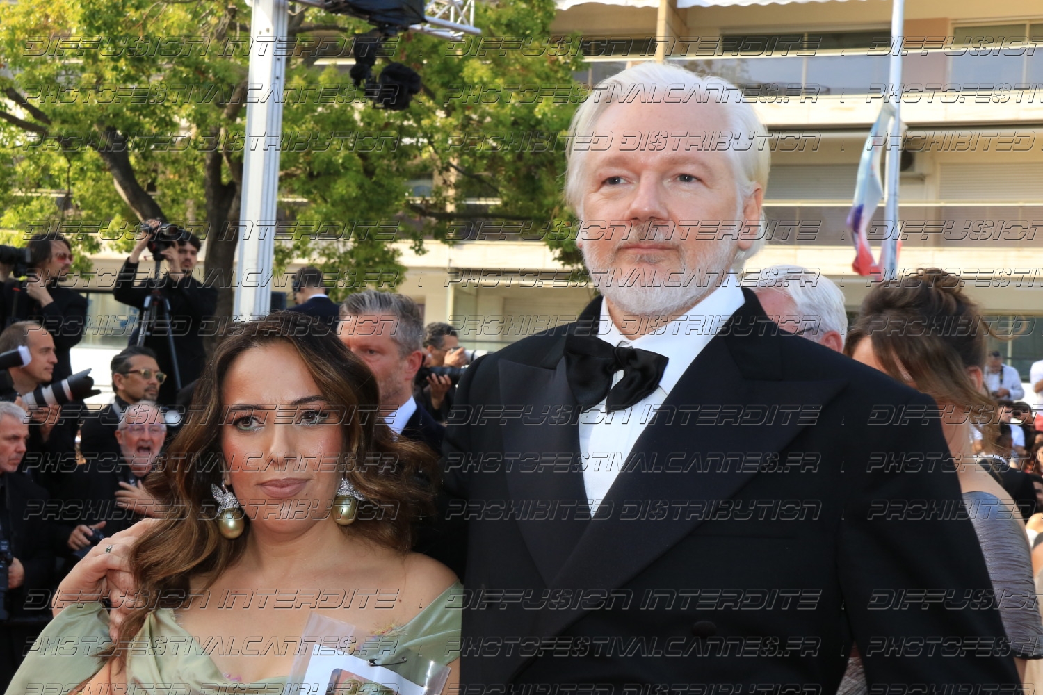 251-2119_380_ulian-Assange