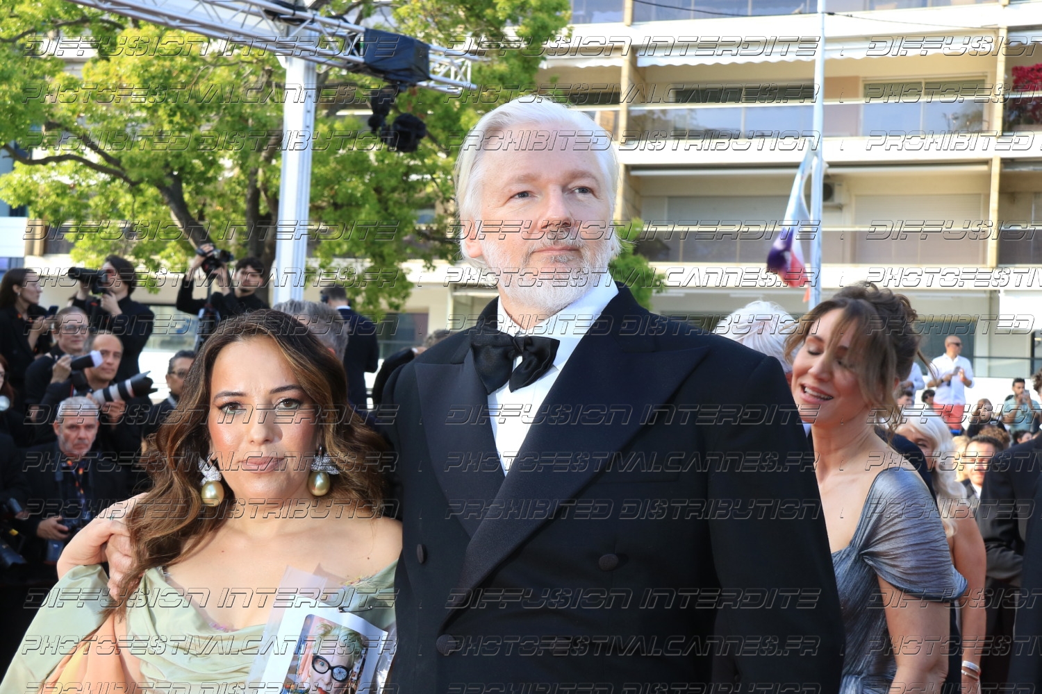 251-2119_381_ulian-Assange