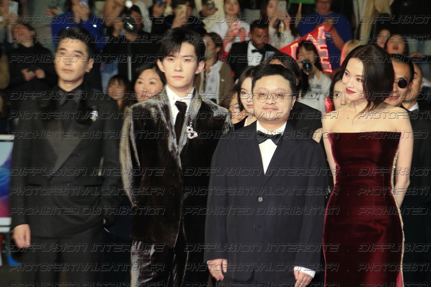 251-2222-411_-Jackson-Yee-Gan-Bi-Shu-Qi