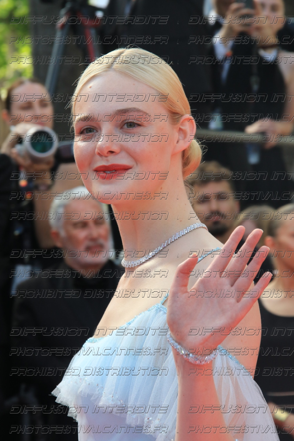251-2418-215_-Elle-Fanning