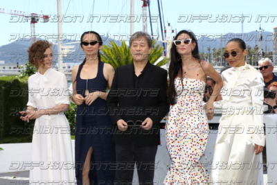 25_12_233_-Laura-Wandel-Chloe-Zhao-Jury-President-Park-Chan-wook-Demi-Moore-and-Ruth-Negga