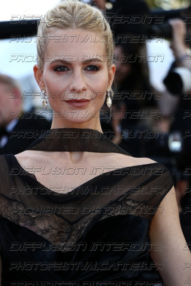 261-1219-107_Poppy-Delevingne