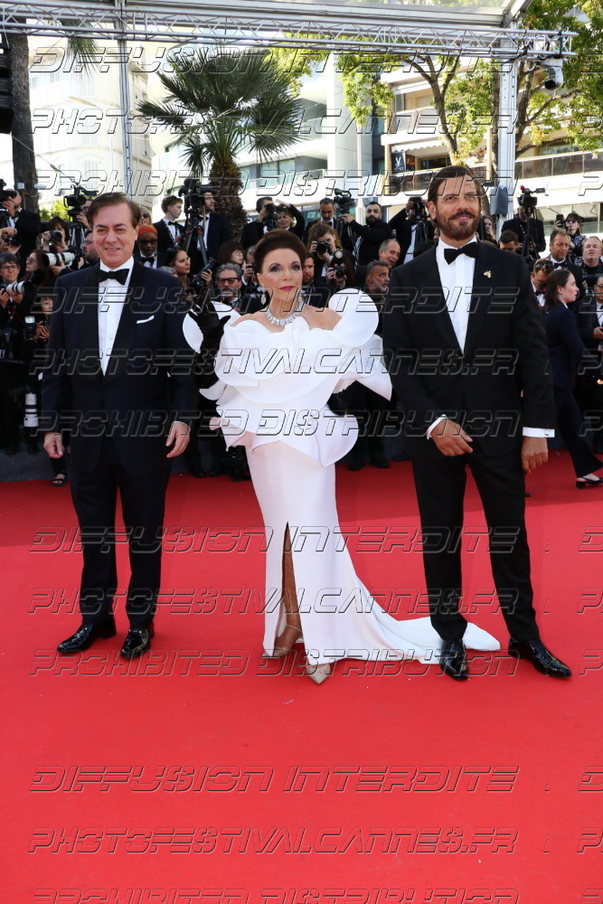 261-1219-329_-Dame-Joan-Collins