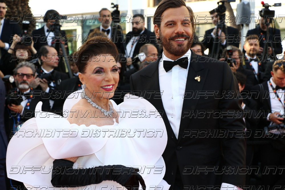 261-1219-335_-Dame-Joan-Collins
