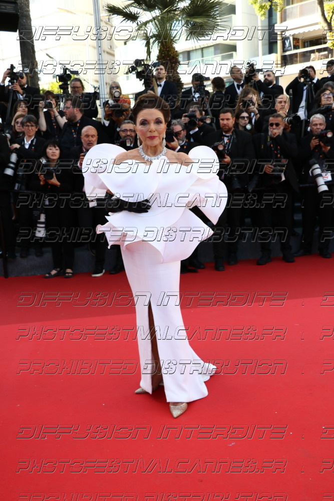261-1219-355_-Dame-Joan-Collins
