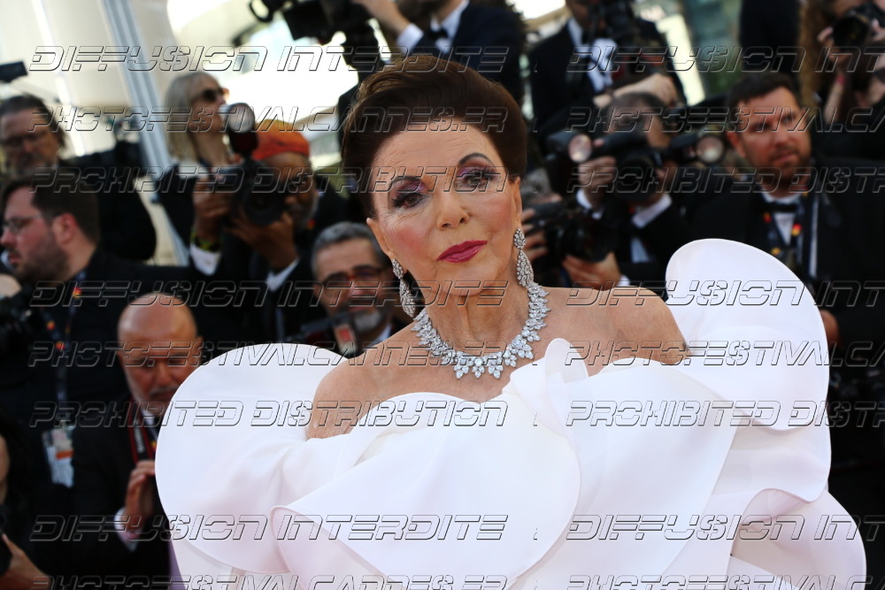 261-1219-361_-Dame-Joan-Collins