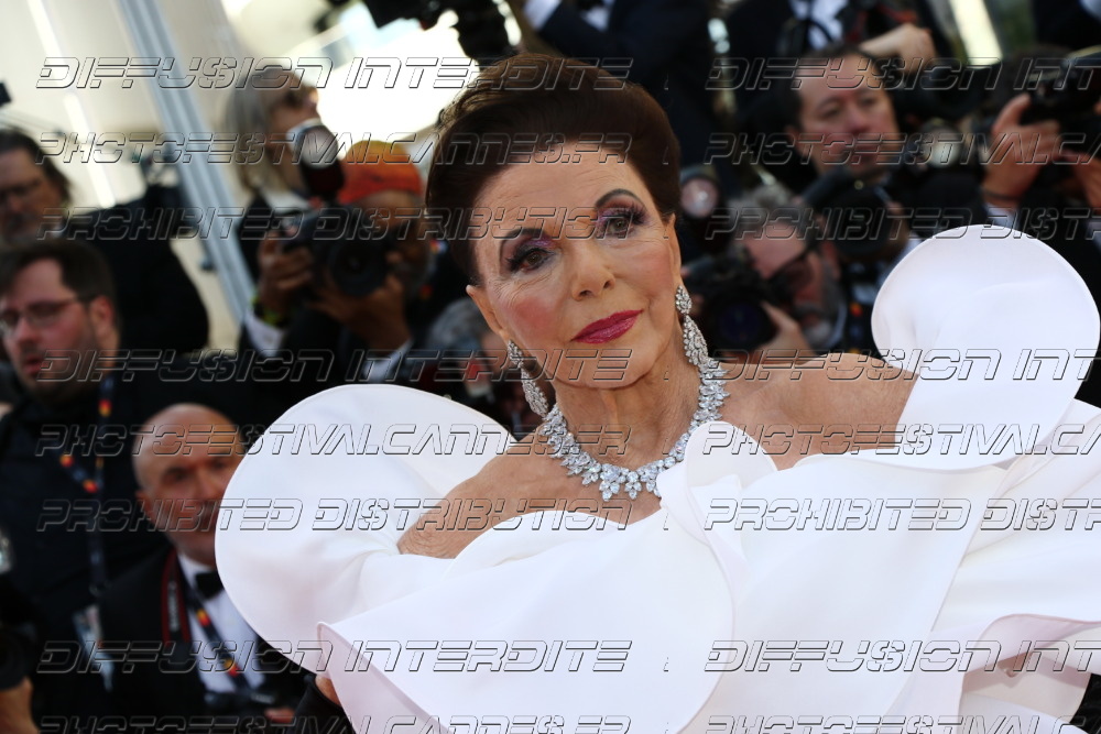 261-1219-365_-Dame-Joan-Collins