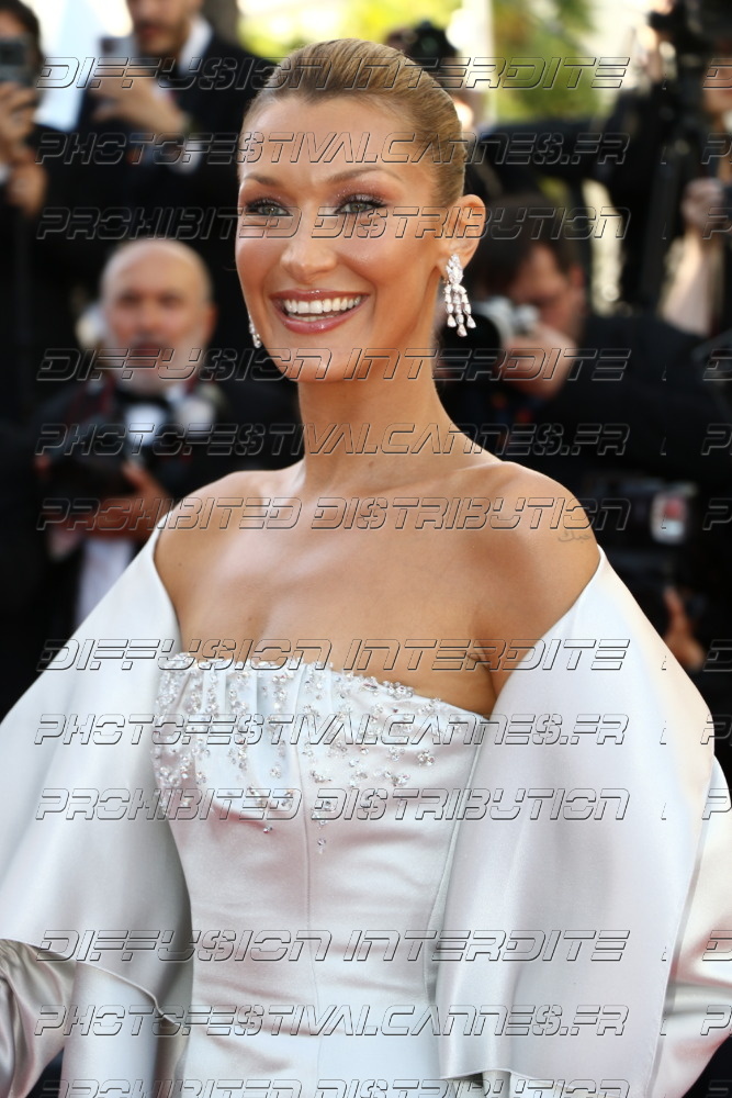 261-1718-376_Bella-Hadid