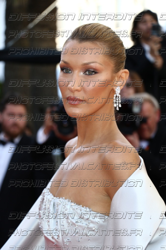 261-1718-383_Bella-Hadid