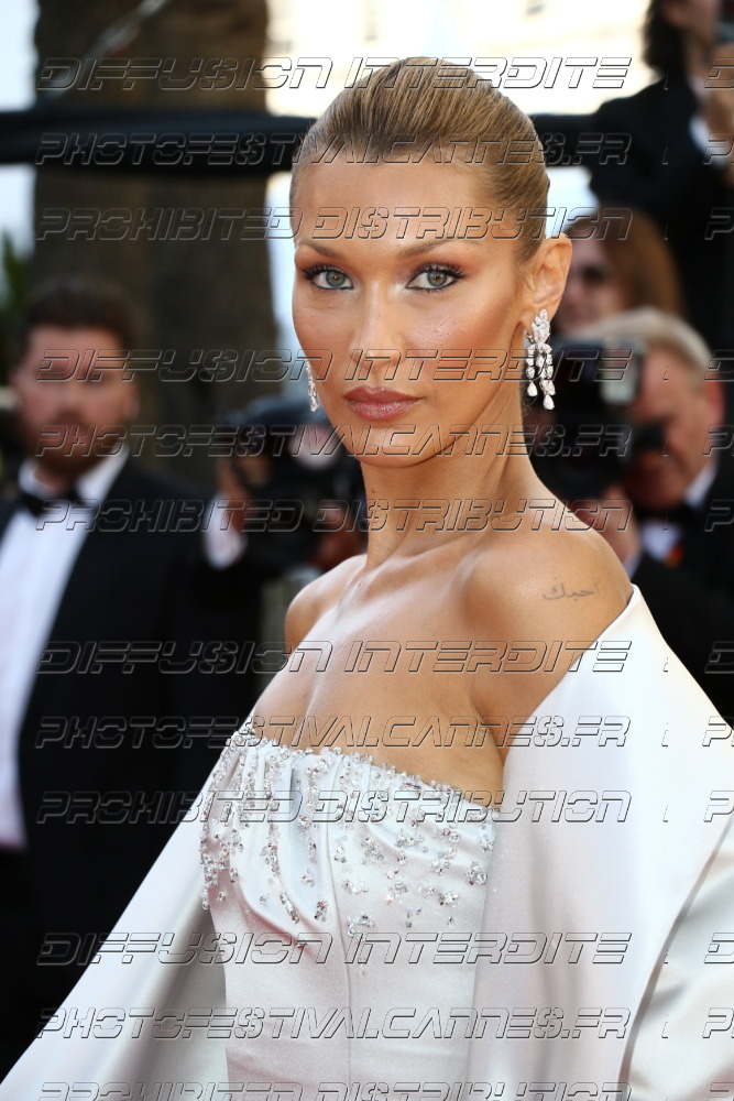 261-1718-385_Bella-Hadid