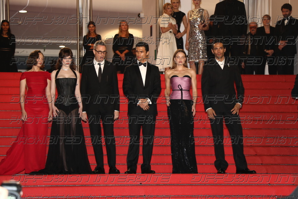 261-1822-341_-Havana-Rose-Liu-Sophie-Thatcher-Nicolas-Winding-Refn-Charles-Melton-Kristine-Froseth-and-Diego-Calva-