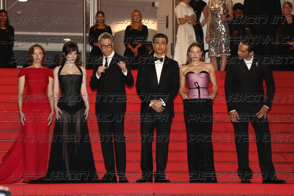 261-1822-342_-Havana-Rose-Liu-Sophie-Thatcher-Nicolas-Winding-Refn-Charles-Melton-Kristine-Froseth-and-Diego-Calva-