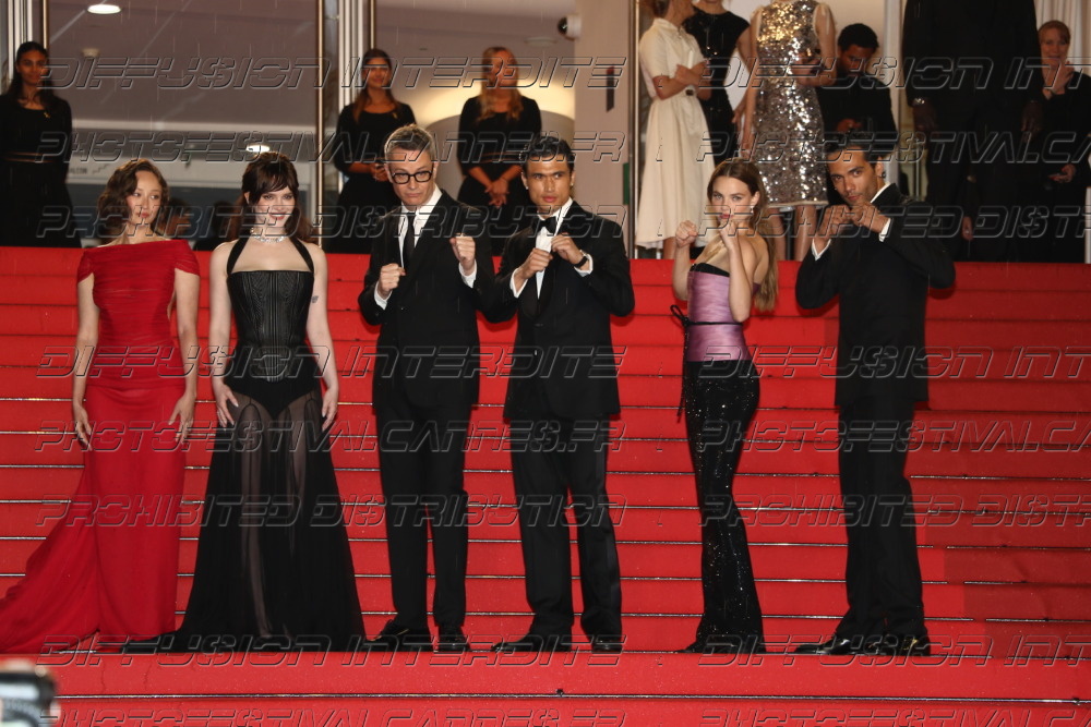 261-1822-343_-Havana-Rose-Liu-Sophie-Thatcher-Nicolas-Winding-Refn-Charles-Melton-Kristine-Froseth-and-Diego-Calva-