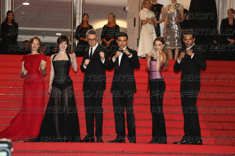 261-1822-346_-Havana-Rose-Liu-Sophie-Thatcher-Nicolas-Winding-Refn-Charles-Melton-Kristine-Froseth-and-Diego-Calva-
