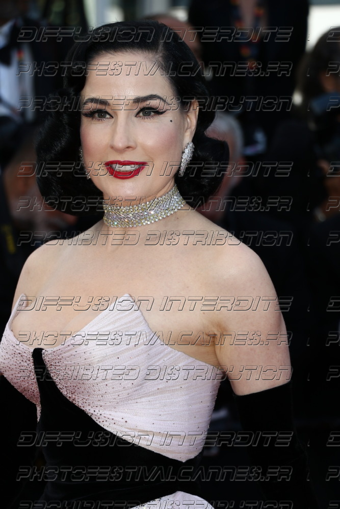 261-1919-409_-Dita-von-Teese