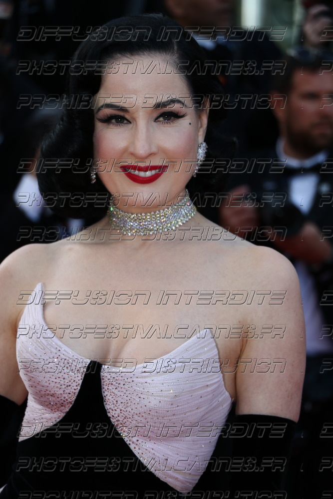 261-1919-416_-Dita-von-Teese