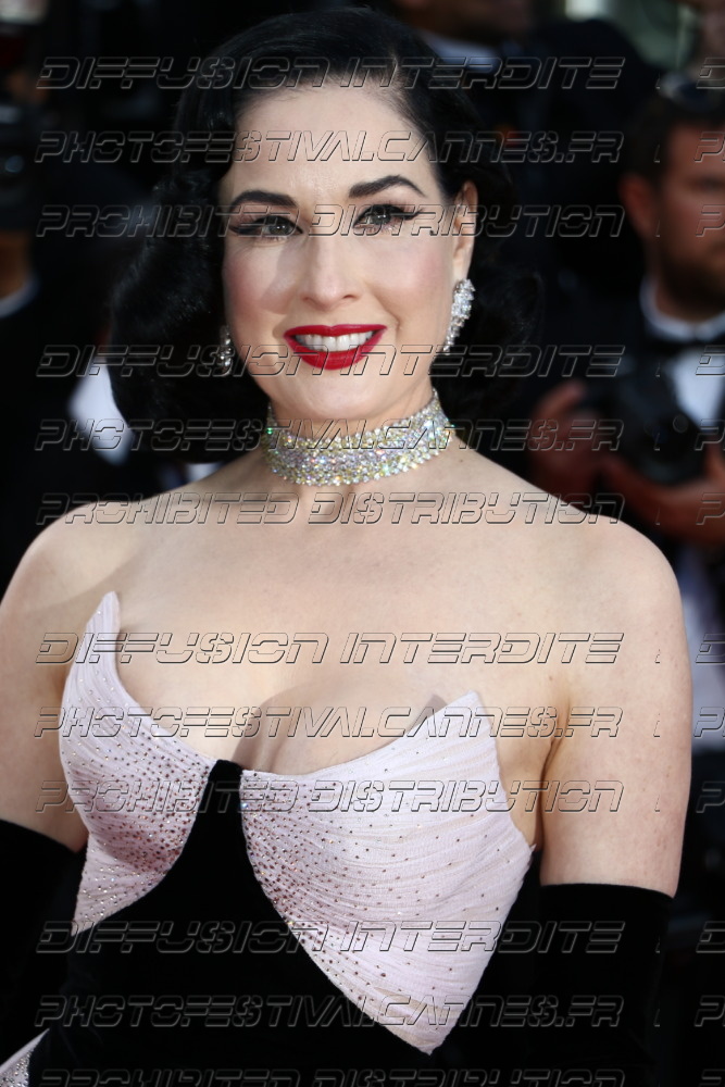 261-1919-417_-Dita-von-Teese