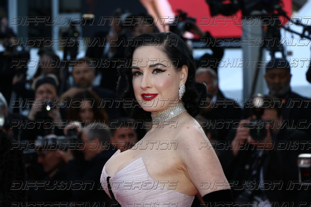 261-1919-426_-Dita-von-Teese