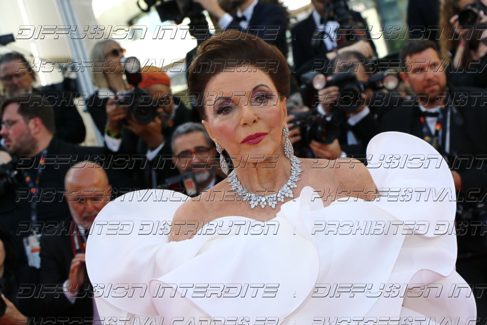 261-1219-361_-Dame-Joan-Collins