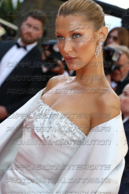 261-1718-387_Bella-Hadid